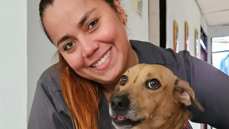 Dra. Sofía Ortegón junto a un perro durante una consulta veterinaria a domicilio en Ibagué